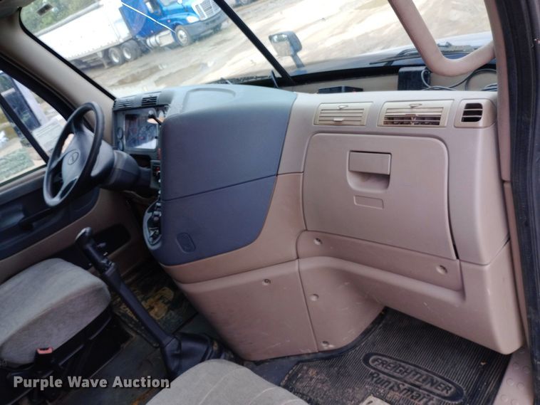 image for item DH1410 2013 Freightliner  Cascadia  semi truck