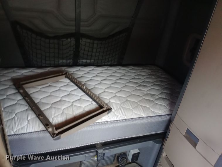 image for item DH1410 2013 Freightliner  Cascadia  semi truck