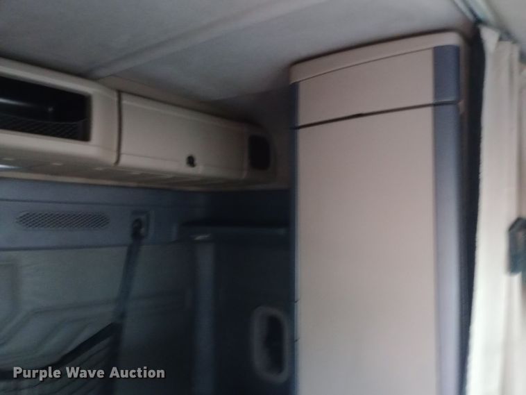 image for item DH1410 2013 Freightliner  Cascadia  semi truck