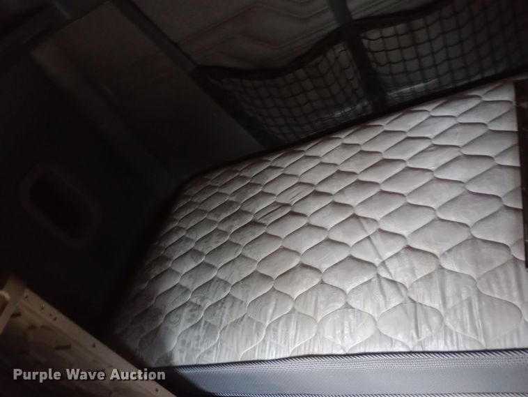 image for item DH1410 2013 Freightliner  Cascadia  semi truck