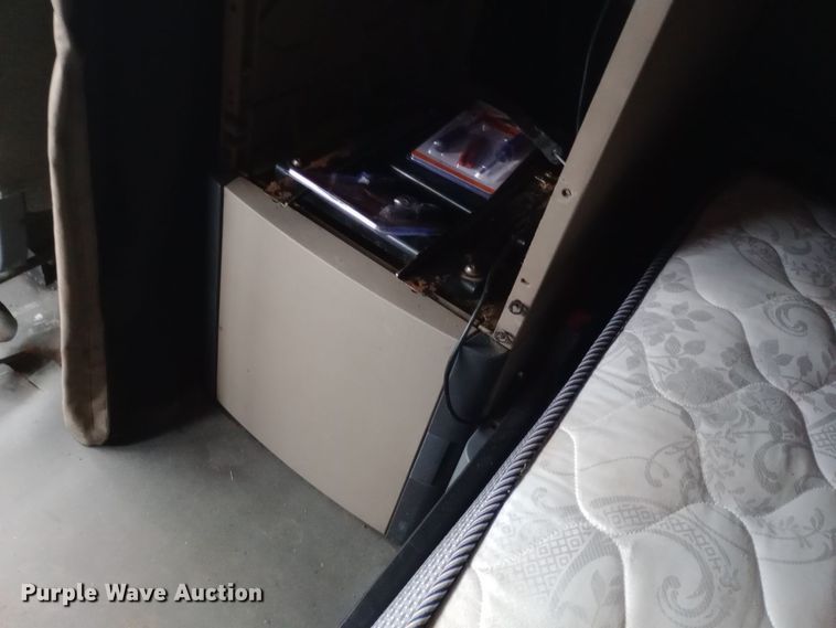 image for item DH1410 2013 Freightliner  Cascadia  semi truck