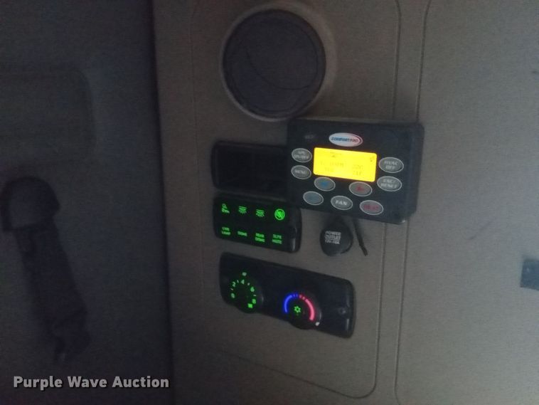 image for item DH1410 2013 Freightliner  Cascadia  semi truck