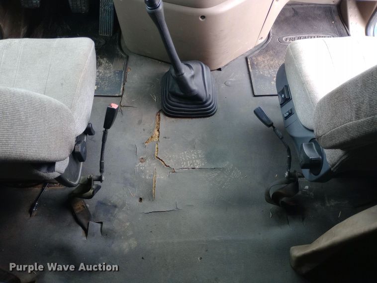 image for item DH1410 2013 Freightliner  Cascadia  semi truck