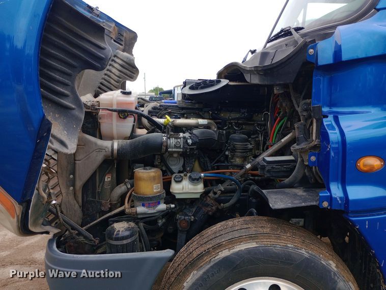 image for item DH1410 2013 Freightliner  Cascadia  semi truck