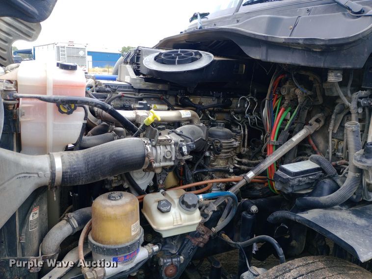 image for item DH1410 2013 Freightliner  Cascadia  semi truck