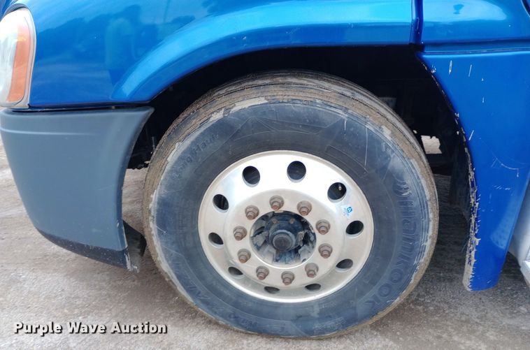 image for item DH1410 2013 Freightliner  Cascadia  semi truck