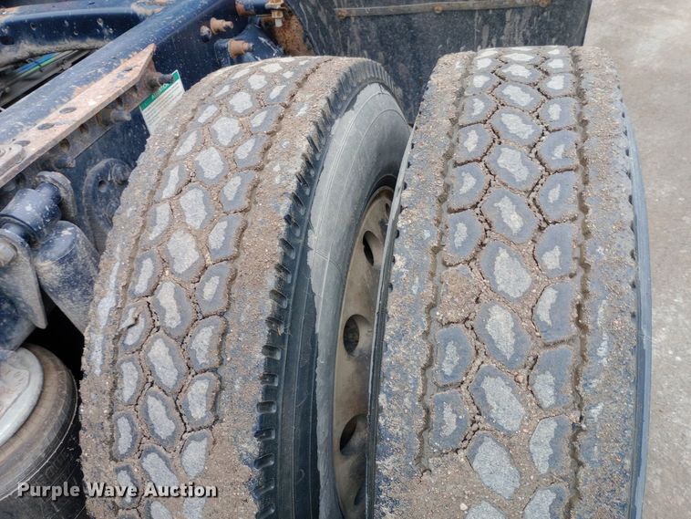 image for item DH1410 2013 Freightliner  Cascadia  semi truck