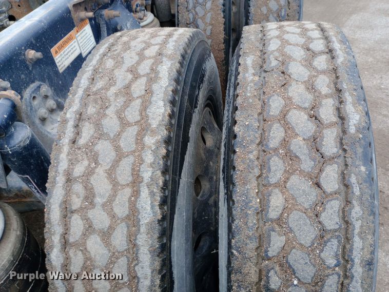 image for item DH1410 2013 Freightliner  Cascadia  semi truck