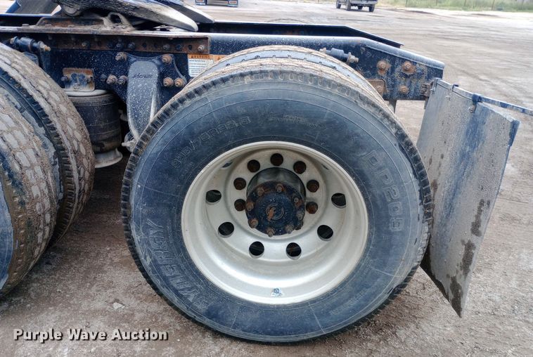 image for item DH1410 2013 Freightliner  Cascadia  semi truck