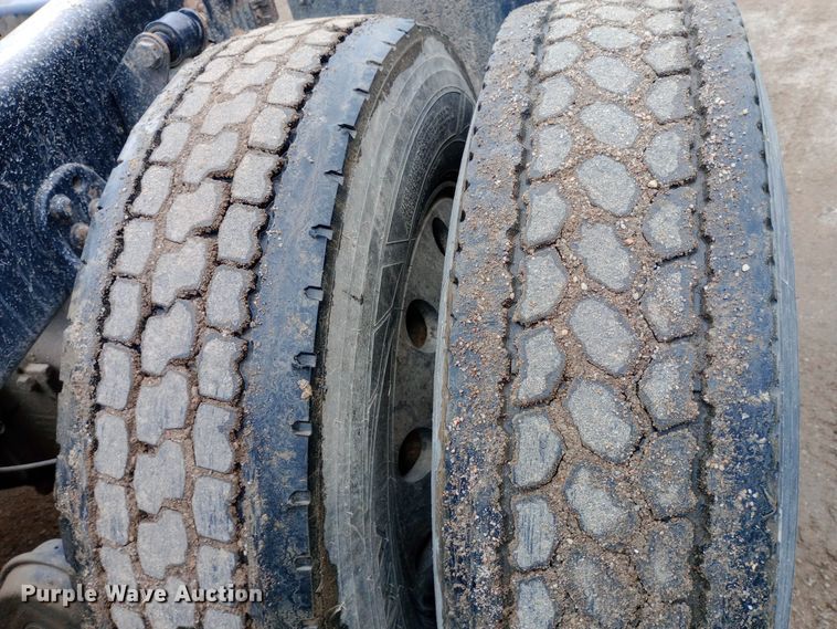 image for item DH1410 2013 Freightliner  Cascadia  semi truck