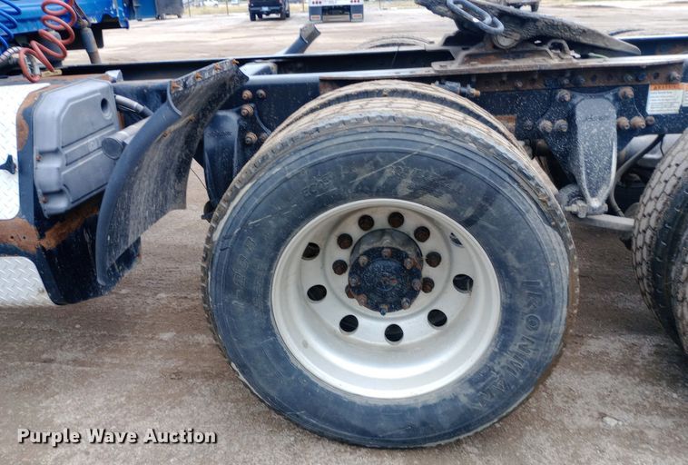 image for item DH1410 2013 Freightliner  Cascadia  semi truck