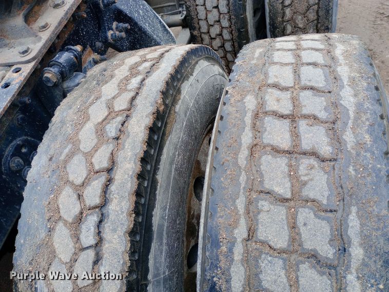 image for item DH1410 2013 Freightliner  Cascadia  semi truck