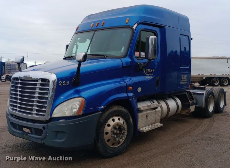 image for item DH1411 2014 Freightliner  Cascadia semi truck