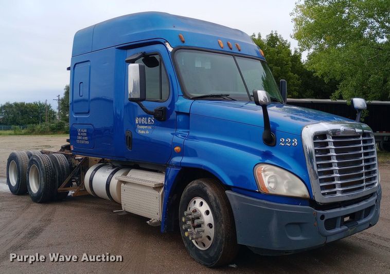 image for item DH1411 2014 Freightliner  Cascadia semi truck