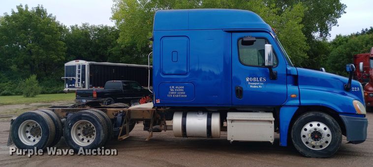 image for item DH1411 2014 Freightliner  Cascadia semi truck