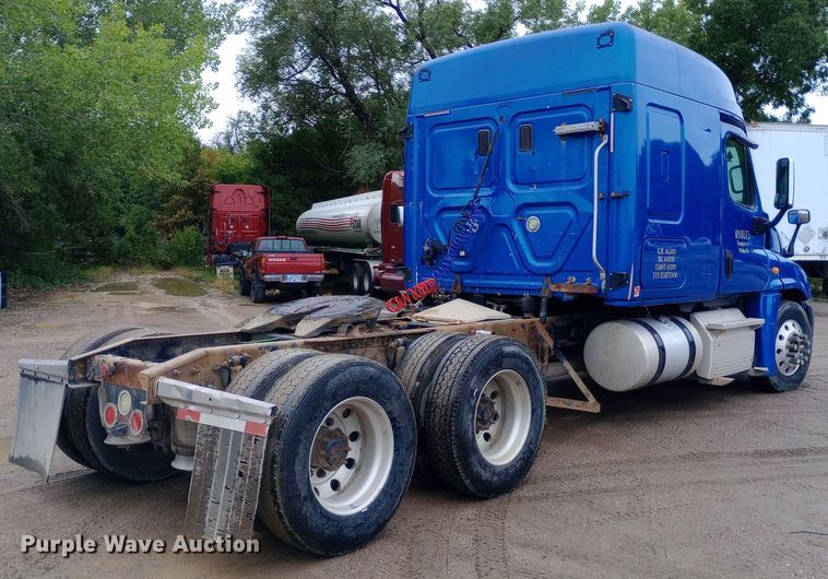 image for item DH1411 2014 Freightliner  Cascadia semi truck