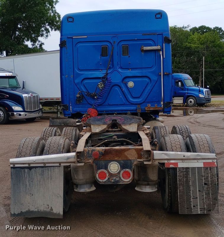 image for item DH1411 2014 Freightliner  Cascadia semi truck