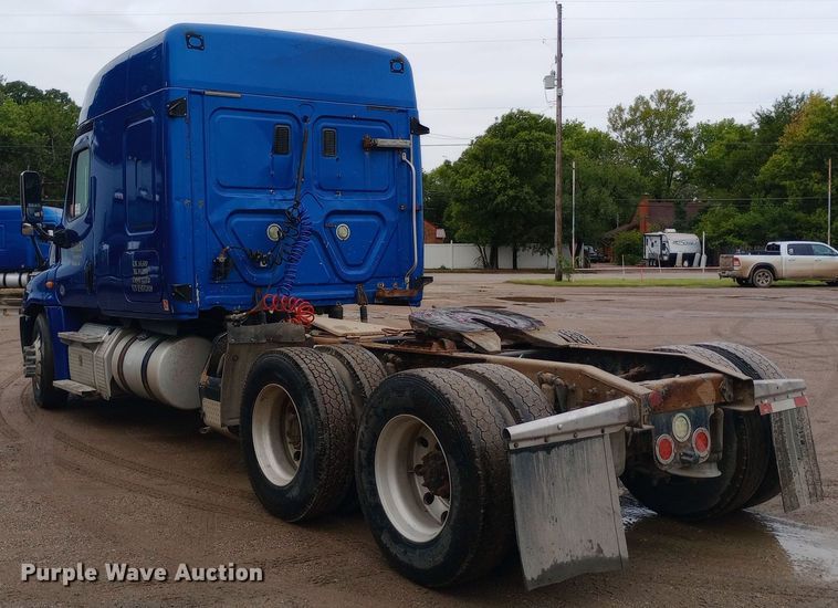 image for item DH1411 2014 Freightliner  Cascadia semi truck