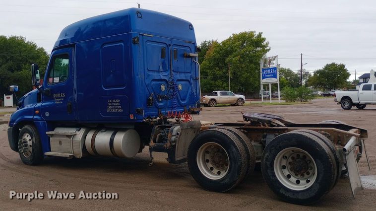 image for item DH1411 2014 Freightliner  Cascadia semi truck