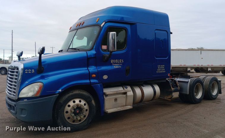 image for item DH1411 2014 Freightliner  Cascadia semi truck