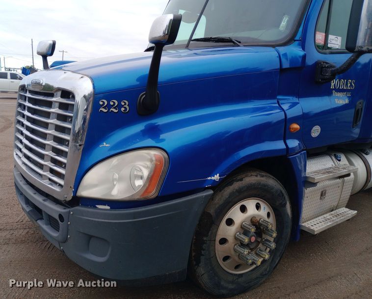 image for item DH1411 2014 Freightliner  Cascadia semi truck