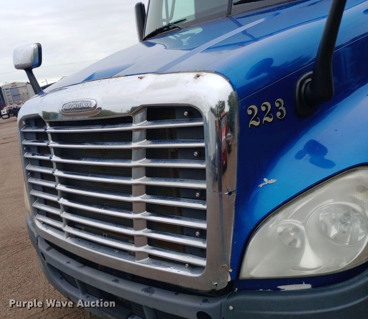 image for item DH1411 2014 Freightliner  Cascadia semi truck