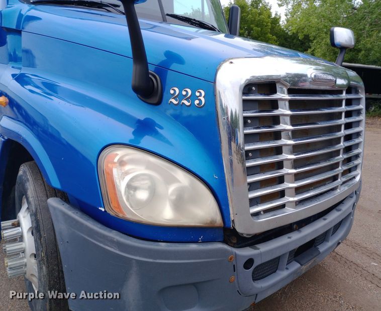 image for item DH1411 2014 Freightliner  Cascadia semi truck