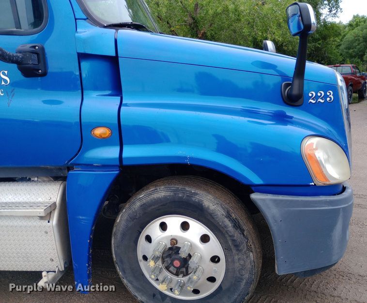 image for item DH1411 2014 Freightliner  Cascadia semi truck