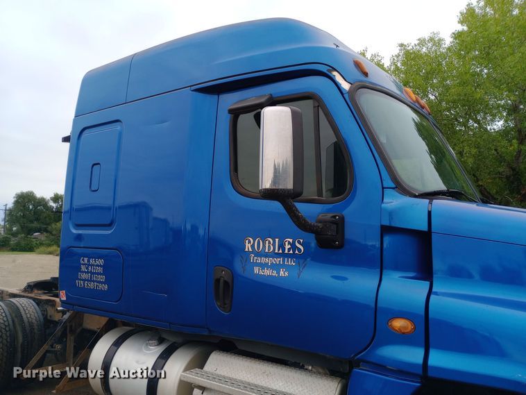 image for item DH1411 2014 Freightliner  Cascadia semi truck