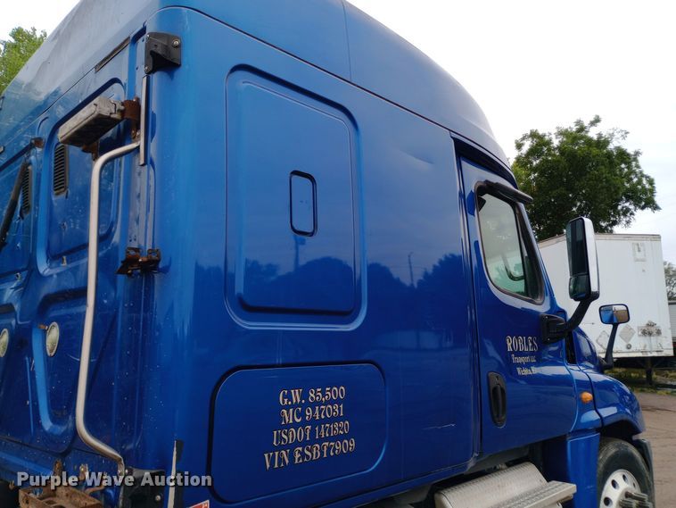 image for item DH1411 2014 Freightliner  Cascadia semi truck