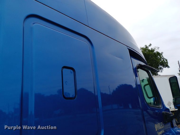 image for item DH1411 2014 Freightliner  Cascadia semi truck