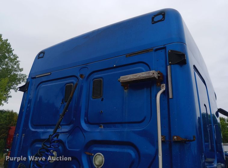 image for item DH1411 2014 Freightliner  Cascadia semi truck