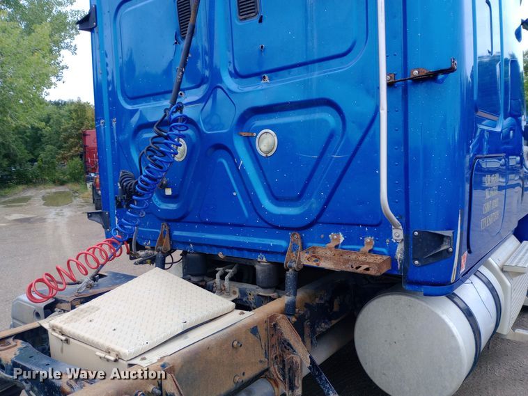 image for item DH1411 2014 Freightliner  Cascadia semi truck