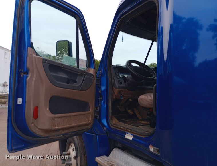 image for item DH1411 2014 Freightliner  Cascadia semi truck