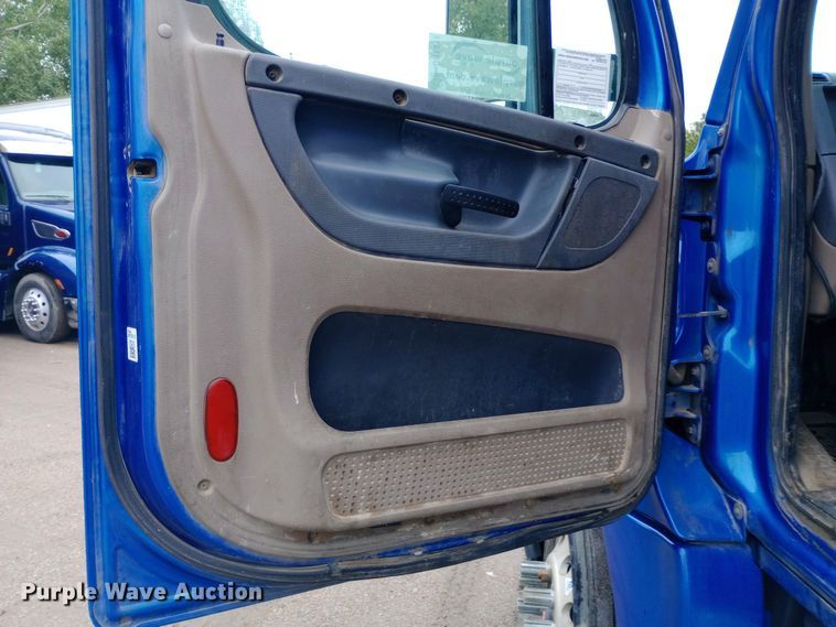 image for item DH1411 2014 Freightliner  Cascadia semi truck