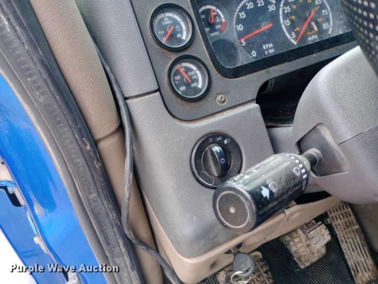 image for item DH1411 2014 Freightliner  Cascadia semi truck