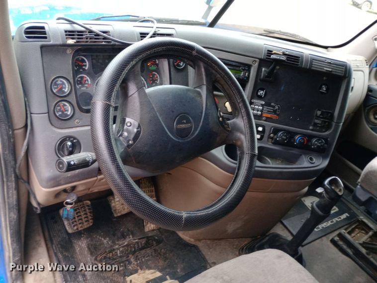 image for item DH1411 2014 Freightliner  Cascadia semi truck