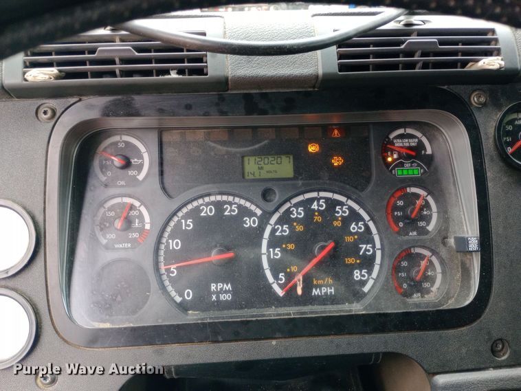 image for item DH1411 2014 Freightliner  Cascadia semi truck