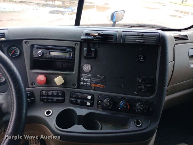 image for item DH1411 2014 Freightliner  Cascadia semi truck