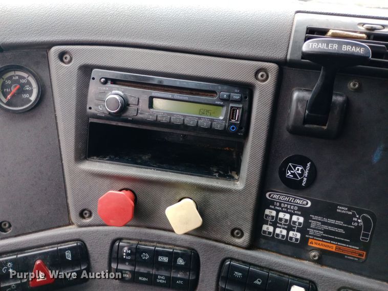 image for item DH1411 2014 Freightliner  Cascadia semi truck