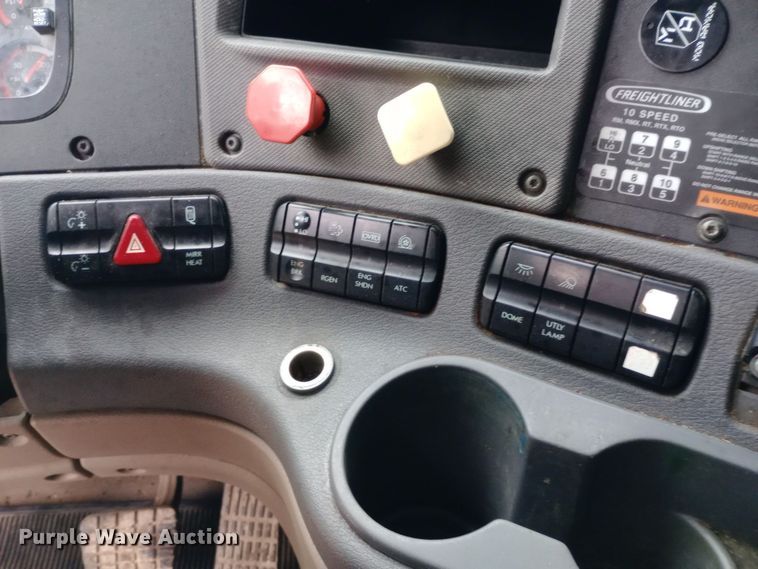 image for item DH1411 2014 Freightliner  Cascadia semi truck