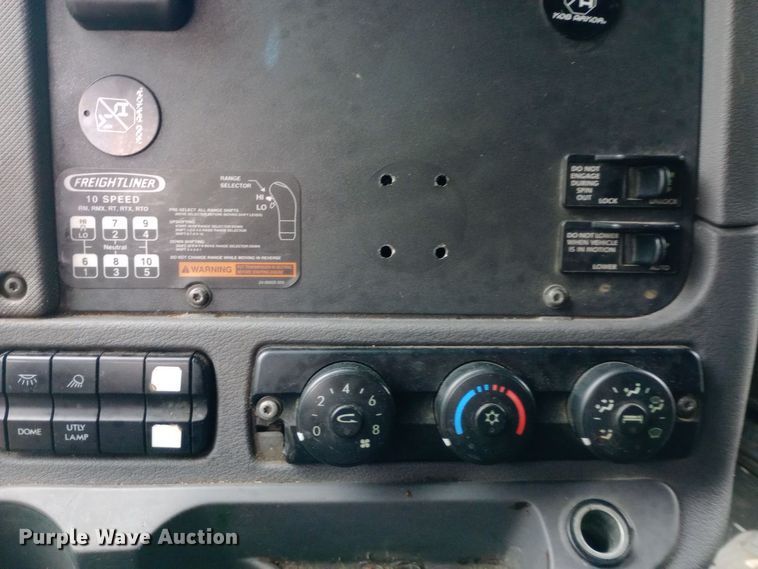 image for item DH1411 2014 Freightliner  Cascadia semi truck