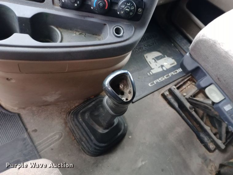 image for item DH1411 2014 Freightliner  Cascadia semi truck