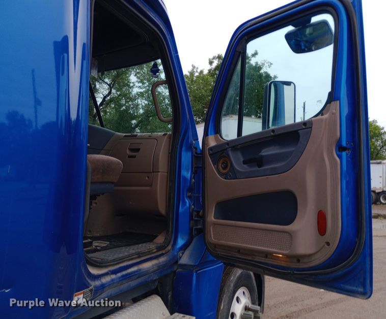 image for item DH1411 2014 Freightliner  Cascadia semi truck