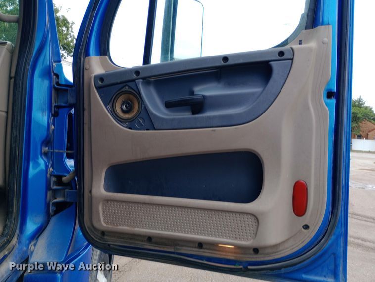 image for item DH1411 2014 Freightliner  Cascadia semi truck