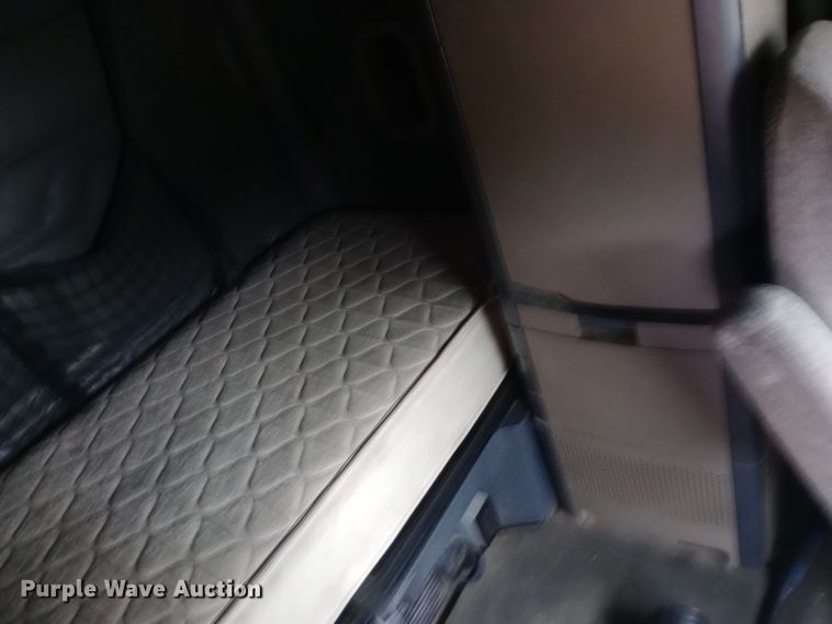 image for item DH1411 2014 Freightliner  Cascadia semi truck