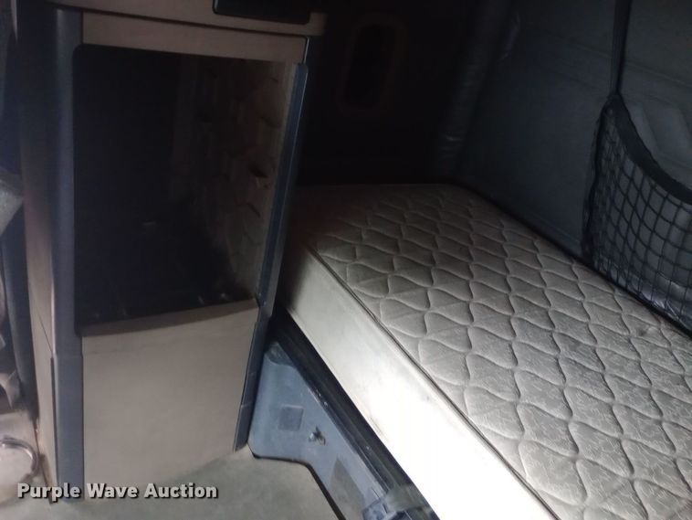 image for item DH1411 2014 Freightliner  Cascadia semi truck