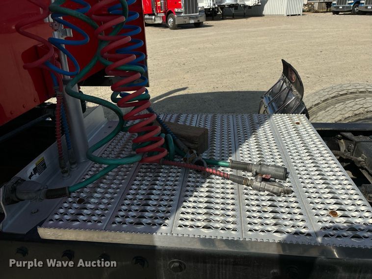 image for item DH8621 2008 Peterbilt 389 semi truck