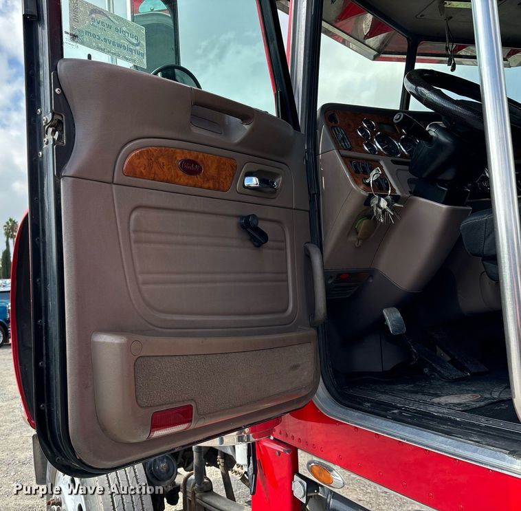 image for item DH8621 2008 Peterbilt 389 semi truck