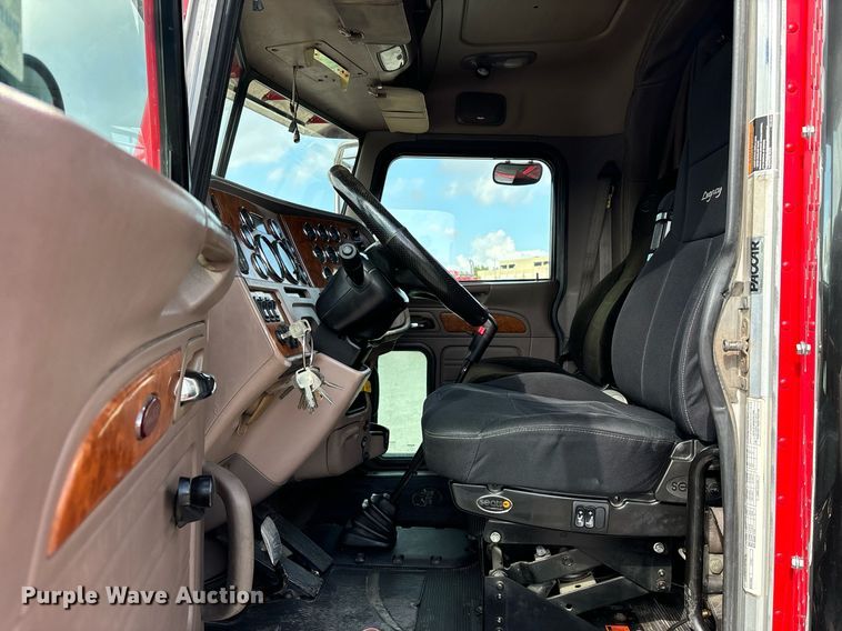 image for item DH8621 2008 Peterbilt 389 semi truck